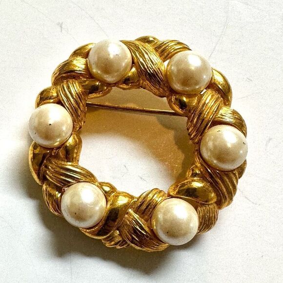 Gold tone faux pearl round brooch - Picture 2 of 4